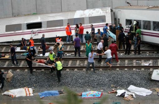 Bei einem der schlimmsten Unglücke in der spanischen Eisenbahngeschichte sind nach einer vorläufigen Bilanz 77 Menschen in den Tod gerissen worden. Etwa 130 Fahrgäste eines Schnellzugs wurden verletzt. Foto: AP/dpa