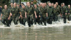 Bei Hochwasser und anderen Naturkatastrophen ist der Einsatz der Bundeswehr im Inneren unumstritten. Foto: dpa