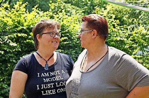 Monika (links) und Barbara Prell haben ihre Lebenspartnerschaft vor sieben Jahren  eintragen lassen. Gerne würden sie  kirchlich heiraten. Foto: Marta Popowska