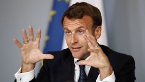 Kritik am Präsidenten: Emmanuel Macron trinkt ein Bier auf Ex. Foto: IMAGO/ABACAPRESS/IMAGO/Pool/ABACA