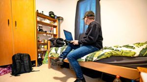 Jan Maier hat versucht, es sich in seinem Zimmer im „Haus Friedrichstraße“ gemütlich zu machen. Er hofft aber,   bald  wieder   ein eigenes  Zuhause zu haben. Foto: /Julian Rettig