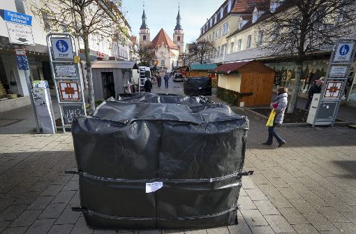 Riesige Wassersäcke sind als Schutzbarrieren in Ludwigsburg im Einsatz. Foto: factum/Granville