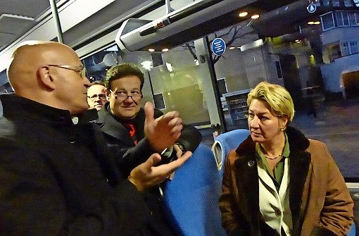 Bequemlichkeit  im blauen Bus: Regionaldirektorin Nicola Schelling,  Schlienz-Tour-Chef  Erhard Foto: Hans-Dieter Wolz