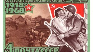Propaganda-Kitsch: Sowjetische Briefmarke mit sozialistischen Bruderkuss (1968). Foto: Wikipedia commons/www.webmarki.com/pochtovie-marki-sssr/50-letie-vooruzhennyh-sil-sssr-sc3604