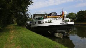 Ein Schiff hat im Neckar eine Schleuse gerammt. Foto: 7aktuell