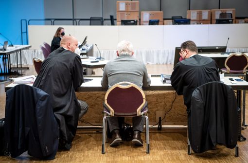 Ein Angeklagter  sitzt vor Prozessbeginn gegen Ex-Vorgesetzte des verurteilten früheren Krankenpflegers Niels Högel im Gerichtssaal. Foto: dpa/Sina Schuldt