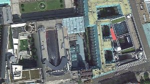 Eine Satellitenaufnahme zeigt die US-Botschaft (links) und die britische Botschaft (rechts) in Berlin. Auf den Dächern beider Vertretungen sind nach Medieninformationen Abhöranlagen installiert. Foto: dpa/Google Maps