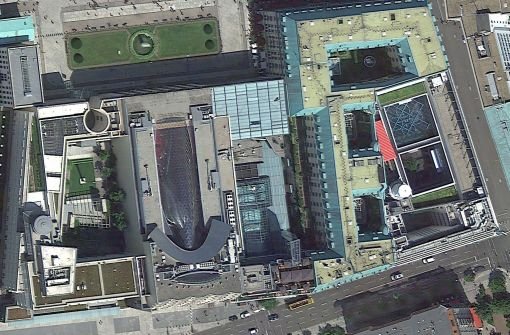 Eine Satellitenaufnahme zeigt die US-Botschaft (links) und die britische Botschaft (rechts) in Berlin. Auf den Dächern beider Vertretungen sind nach Medieninformationen Abhöranlagen installiert. Foto: dpa/Google Maps