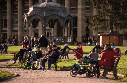 Auf dem Schlossplatz haben die Menschen den sonnig-warmen Donnerstag genossen. Foto: Lichtgut/Max Kovalenko