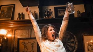 Jessie Buckley als feiernde Rose Gooding in „Kleine schmutzige Briefe“. Foto: IMAGO/Landmark Media