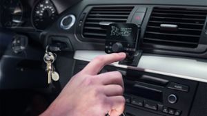 Auf Suche nach  Radiosender   in parkende Autos gekracht