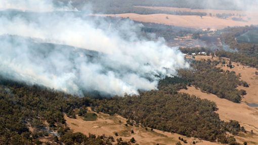 Feuerwehrleute kämpfen weiter gegen ein großes Buschfeuer im Westen des australischen Bundesstaats Victoria. Foto: David Crosling/NEWS CORP POOL via AAP/dpa