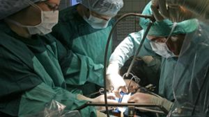 Ärzte bei einer Operation (Symbolbild). Foto: dpa