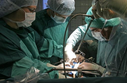 Ärzte bei einer Operation (Symbolbild). Foto: dpa