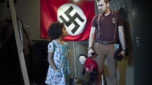 Die sechsjährige Lara (Nomie Lane Tucker) bringt das Leben des überzeugten Neonazis Thomas Braun (Edin Hasanovic) gehörig durcheinander. Foto: ZDF