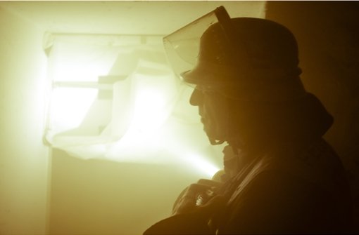 Ein Feuerwehrmann im Keller des Landesmuseums. Foto: Leif Piechowski