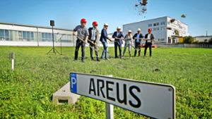 Oliver Kraus, der Areus-Geschäftsführer (Mitte), nimmt mit seiner Frau Angelika sowie mit den Beteiligten der Bauplanung den ersten Spatenstich vor. Foto: factum/Granville