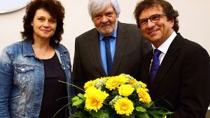Frank Otte (rechts) ist am Dienstag  zum Stadtbaurat von Osnabrück gewählt worden. OB-Vertreterin Rita Maria Rzyski und Ratsvorsitzender  Josef Thöle gratulieren mit Blumen Foto: Presse- und Informationsamt Osnabrück