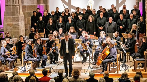 Chorleiter Markus Nau verbeugt sich vor dem Publikum in der Martinskirche. Foto: Stefanie Schlecht