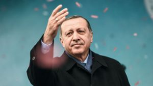 Erdogan grüßt mit einer Hand. Sozialwissenschaftler Ahmet Toprak erklärt, warum auch gut integrierte Deutschtürken dem Präsidenten zujubeln. Foto: AFP