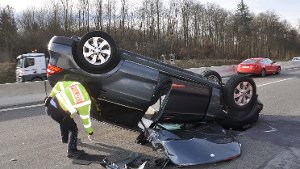 Der Fahrer eines Mercedes wurde am Montag bei einem Unfall auf der A8 verletzt. Foto: Andreas Rosar Fotoagentur-Stuttgart