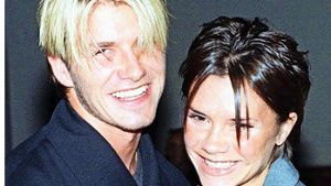 Ein Bild aus 1998: Damals spielte David Beckham noch für Manchester United und Victoria hieß mit Nachnamen Adams und sang in der Girl-Group „Spice Girls“. Foto: PA/epa