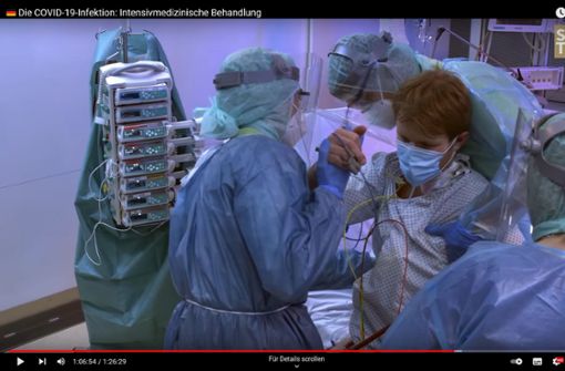 Noch während der Patient an der künstlichen Lunge (Ecmo) angeschlossen ist, beginnt die Physiotherapie, um die Atmung zu trainieren. Foto: Screenshot youtube.de/Uniklinikum Tübingen