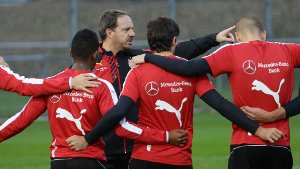 Beim Training des VfB Stuttgart am Dienstag musste Trainer Alexander Zorniger seine Mannschaft zusammenrücke lassen. Neun Spieler sind derzeit auf Länderspielreise. Hier sind die Bilder vom Training. Foto: Pressefoto Baumann