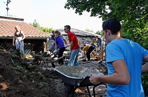 Eifrig helfen die Gäste aus Deutschland, Spanien und Frankreich mit, das Dach des Jugendhauses wieder in Schuss zu bringen. Foto: Chris Lederer