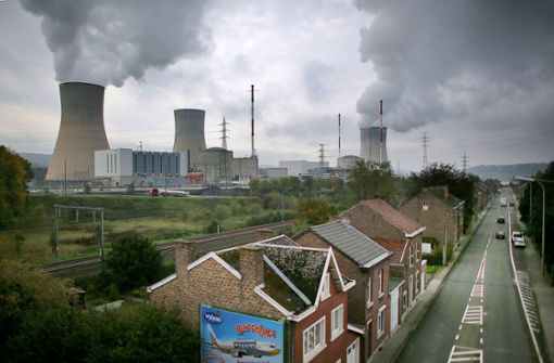 Das belgische Atomkraftwerk Tihange bei Lüttich soll nun doch nicht vollständig vom Netz gehen. Zur Sicherung der Energieversorgung bleibt mindestens ein Meiler in Betrieb. Foto: dpa/Oliver Berg