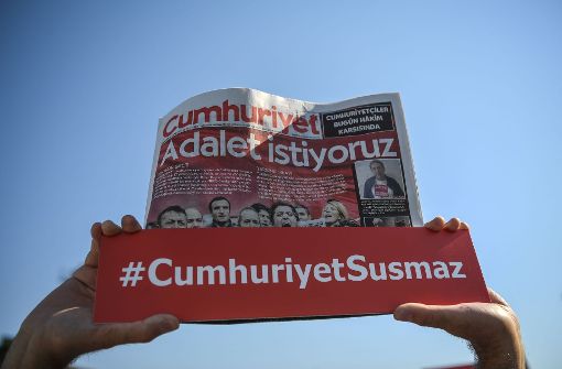 Ein Gericht hat angeordnet: Sieben Mitarbeiter der Zeitung „Cumhuriyet“ sollen freigelassen werden. Foto: AFP