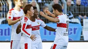 Takuma Asano vom VfB Stuttgart schießt im Derby gegen den Karlsruher SC das 1:0. Foto: dpa