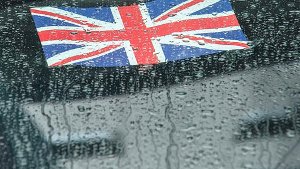 Very british: Für die Bootsfahrt von Queen Elizabeth II. am Mittwoch auf der Spree sagt der Deutsche Wetterdienst eine leichte Schauerneigung voraus. Foto: dpa