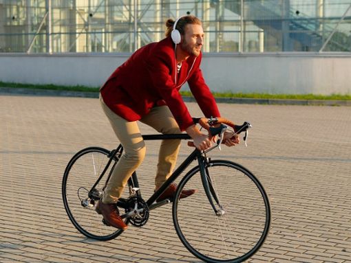 Mit dem Kopfhörer auf dem Rad unterwegs zu sein, ist nicht grundsätzlich verboten. Foto: My Agency/Shutterstock.com
