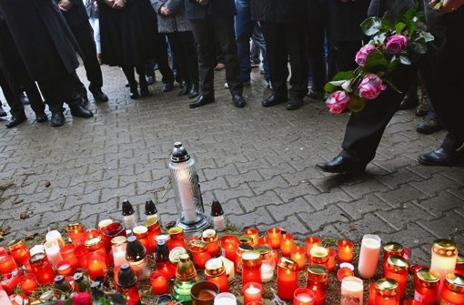 Hunderte Trauernde haben der Todesopfer des Amokläufers von Tschechien am Tatort in einer Kleinstadt rund 250 Kilometer südöstlich von Prag gedacht. Foto: dpa