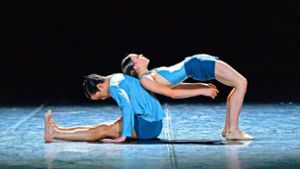 Sie geben alles für den Tanz und für den guten Zweck: Adhonay Soares da Silva und Mackenzie Brown verbiegen sich in Roman Novitzkys Ballett „A Dialog“. Foto: /Roman Novitzky