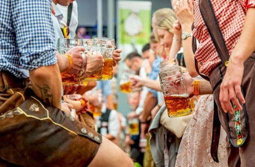 Wie viel Alkohol ist im Volksfestbier? Wir haben Proben aus sechs Festzelten von  der Uni Hohenheim analysieren lassen. Foto: imago//Arnulf Hettrich