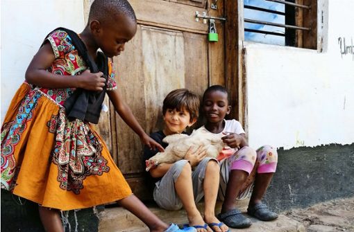 Der Sohn Agit (Mitte) spielt mit Kindern im Heim in Afrika. Foto: privat