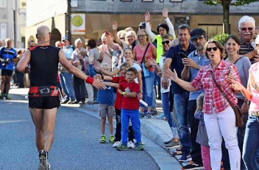 Der Bottwartal-Marathon lockt Jahr für Jahr viele Zuschauer an. Vielerorts sorgen Musikgruppen für zusätzliche Stimmung. Foto: Archiv (Werner Kuhnle)