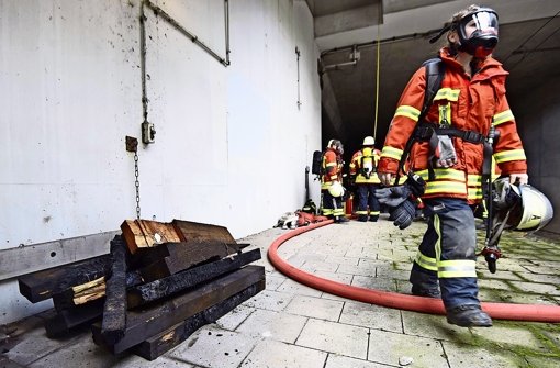 Feuerwehrleute mussten unter schwerem Atemschutz einen Brand im Echterdinger S-Bahn-Tunnel löschen. Feuer gefangen hatten Holzbohlen (links), die zur Sicherheitsausstattung des Tunnels gehören. Foto: 7aktuell.de/Eyb