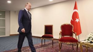 Ziemlich allein mit der türkischen Fahne: Putin vor dem Treffen mit Erdogan. Foto: AFP/SERGEI SAVOSTYANOV