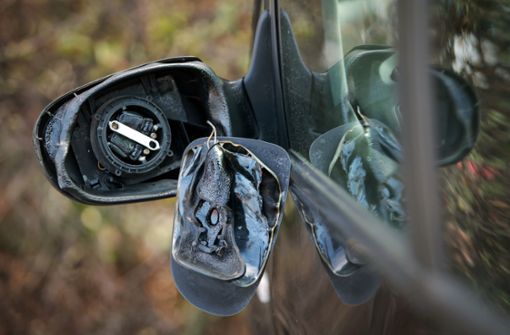 In Pforzheim haben Unbekannte mindestens 50 Auto-Außenspiegel beschädigt (Symbolbild). Foto: dpa