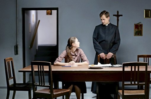 Eine Passion in bewegten Tafelbildern: Lea  van Acken als Maria und Florian Steter als Priester in „Kreuzweg“. Foto: Camino