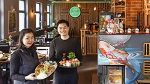 Le  Linh (rechts)  und Le Thi Ngoc servieren vietnamesische Gerichte und Sushi Foto: Lg/M. Kovalenko