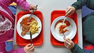 Chicken Nuggets mit Pommes und Ketchup mag nicht gerade ein gesundes Essen sein, bei vielen Kindern ist es aber beliebt. Foto: dpa