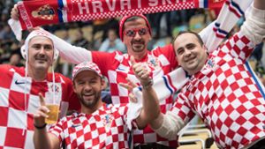 Kroatische Fußballfans singen Baby in den Schlaf