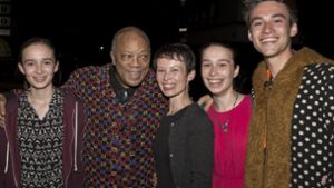 Musiklegende Quincy Jones und  Jazz Open-Star Jacob Collier (rechts) mit  dessen Mutter und Schwestern bei der After-Show-Party im La Commedia im Hospitalviertel. Foto: Andreas Engelhard