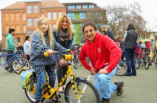 Der Vereinsvorsitzende Karl-Heinz Liebermann berät Mama und Kind beim Fahrradkauf. Foto: Julia Barnerßoi