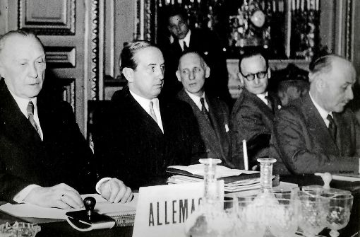 Bundeskanzler Konrad Adenauer (links) und der französische Unternehmenr   Jean Monnet (rechts) am Abend vor der Foto: imago