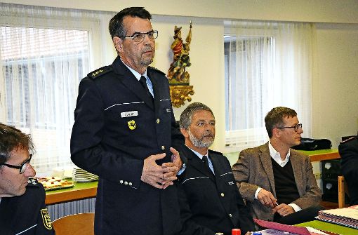 Revierleiter Manfred Burger (l.) erläutert im Bezirksbeirat die Sicherheitslage. Foto: Linsenmann